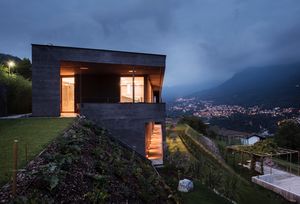 Двухэтажная вилла с бассейном в Комано, Швейцария от бюро Attilio Panzeri & Partners