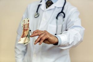 Дневник врача частной клиники: Мы должны не вылечить пациента, а продать ему как можно больше услуг