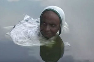 Индийская женщина сидит 20 лет по шею в озере