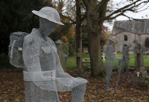 «Призрачные» скульптуры на английском деревенском кладбище