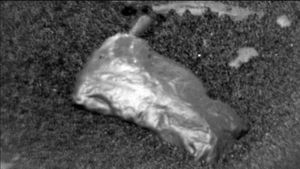 «Кьюриосити» обнаружил на Марсе необычный блестящий объект