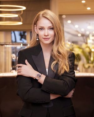 Ходченкова в роскошном платье продемонстрировала стройные ноги на открытии ювелирной выставки Bvlgari