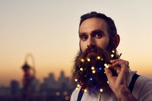 Дед Мороз — трендсеттер: гирлянда в бороде становится модной в этом сезоне