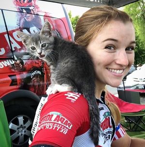 Девушка-велосипедистка во время гонки подобрала котенка и забрала себе