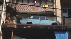 Простая история о Жигулях синего цвета на балконе города Тбилиси