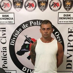 Карлос и его шестизарядный револьвер под патроны 12-го калибра