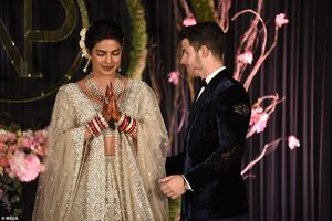 Приянка Чопра вышла замуж в платье с 2 миллионами жемчужин и 22-метровой фатой