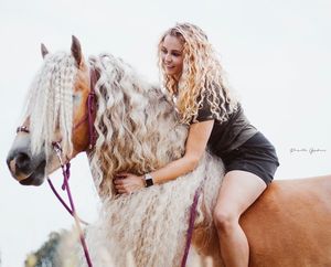 Жительница Голландии показала миру свою лошадь с поразительно длинной гривой, будто из сказки