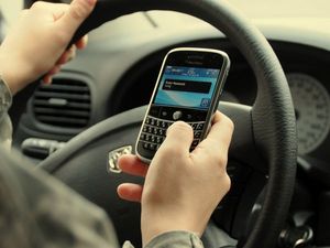 Управление автомобилем мешает разговорам по телефону