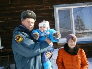 Денис Степанов спас двухлетнего малыша от лавины падающего с крыши дома снега