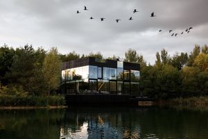 Стеклянный дом на берегу озера в Лечлейд-он-Темза, Англия от фирмы Mecanoo