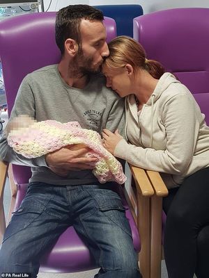 Двухнедельный ребенок умер после поцелуя родственника