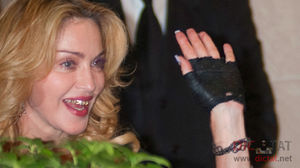 Мадонна обклеила зубы золотом и бриллиантами