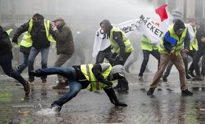 Париж во время массовых беспорядков и необычная записка