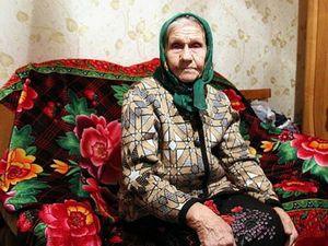 Крушение «Невского экспресса»: как живет бабушка Лена, спасавшая жертв катастрофы (1 фото)