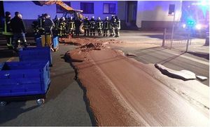 Шоколадная река затопила улицу немецкого города
