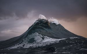 Фотограф превратил волны в горы