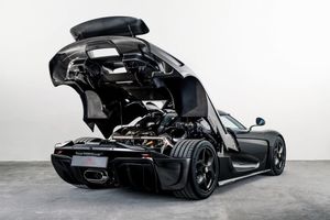 Голый карбон: Koenigsegg выпустил уникальный суперкар из углеродного волокна (10 фото)