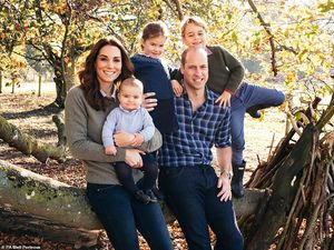 Принц Луи затмил остальную семью на рождественской открытке Уильяма и Кейт