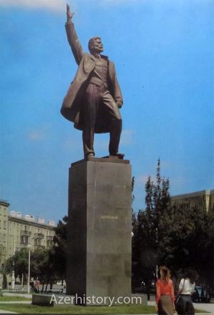 Альбом «Баку» 1986: памятники, от Низами до Маркса (ФОТО)