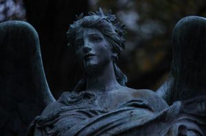 Легенды о черных ангелах: что скрывают странные скульптуры на кладбищах