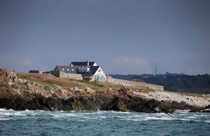 Этот дом — настоящая мечта интровертов, потому что он стоит на острове, где никого нет (16 фото)