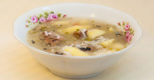 Этот суп в 90-х варила вся страна по четвергам, в столовых он так и назывался — «Суп рыбный»