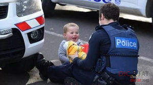 Полицейский отвлек малыша, маму которого сбила машина