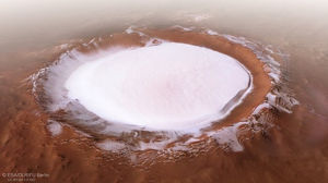 «Похоже на тарелку с молоком»: На Марсе засняли наполненный льдом кратер