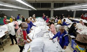 Фоторассказ: Как делают одежду, завод в Камбодже (10 фото)