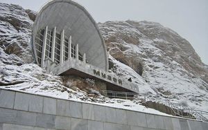 Археологический музей внутри скалы в Кыргызстане