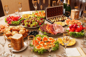 Вино или шампанское, оливье или шуба: сравниваем калорийность новогоднего стoла