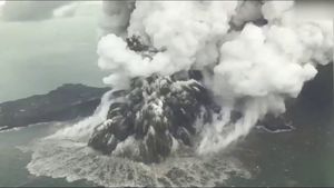 Жуткое зрелище: извержение вулкана Кракатоа (Krakatoa) в Индонезии
