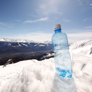 Вот почему зимой надо пить больше воды, чем летом: причина вашей отечности ясна