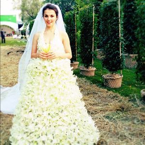 Верх нелепости и безвкусия: 7 самых провальных свадебных платьев российских звезд