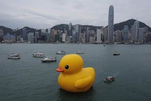 Гигантская резиновая утка посетила Гонконгскую гавань