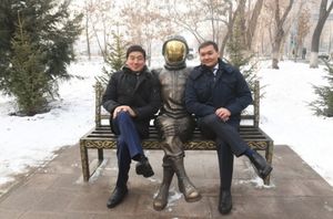 В Алматы установили инсталляцию из бронзы Юрию Гагарину