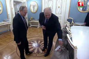 Лукашенко подарил Путину на Новый Год картошку со своего огорода