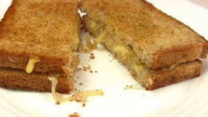 Жареные бутерброды с сыром и луком