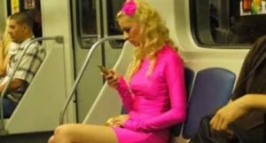 Блондинка в метро поразила всех вокруг — челюсти упали у каждого!