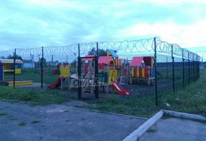 Омск : детская площадка строгого режима