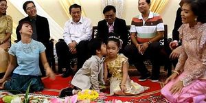 В Таиланде родители поженили близнецов