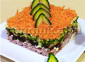 Простой и очень вкусный слоеный салат с копченой курицей – пошаговый фото рецепт