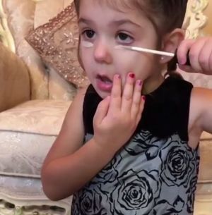 «Ребёнок должен быть ребёнком!» — трёхлетняя девочка профессионально наносит на себя макияж