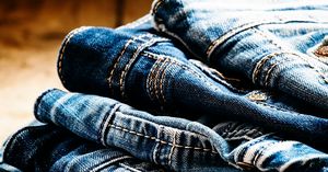 Снова в строю: джинсы с заниженной талией из нулевых возвращаются в моду