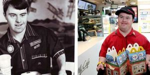 Сотрудник Макдональдса с синдромом Дауна вышел на пенсию после 32 лет работы (5 фото)