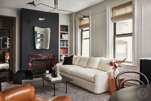 Современная квартира со стильными контрастными интерьерами на Манхеттене