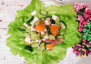 Овощной салат с хурмой и брынзой