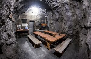 Подземная столовка на Чукотке (8 фото)