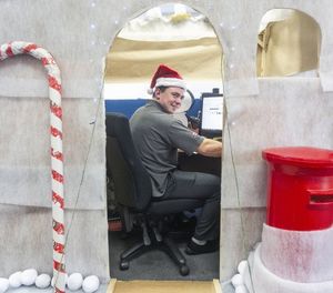 Британец украсил свой офисный стол к рождеству. Теперь он работает в снежном замке с пингвинами